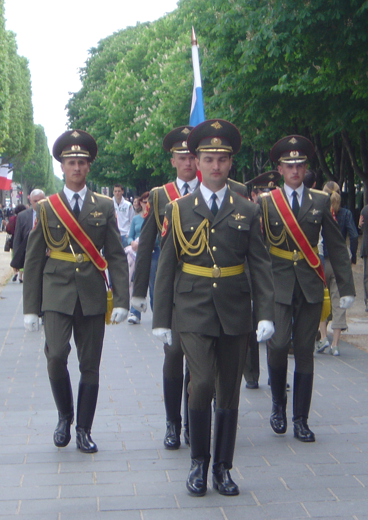 Russian soldiers on the Champs Elysees DSC03310.JPG