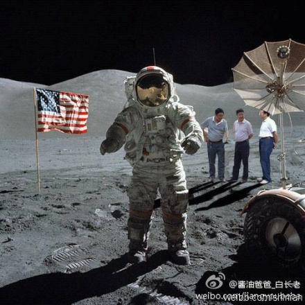 Huili-floating-chinese-government-officials-photoshops-32-moon.jpg