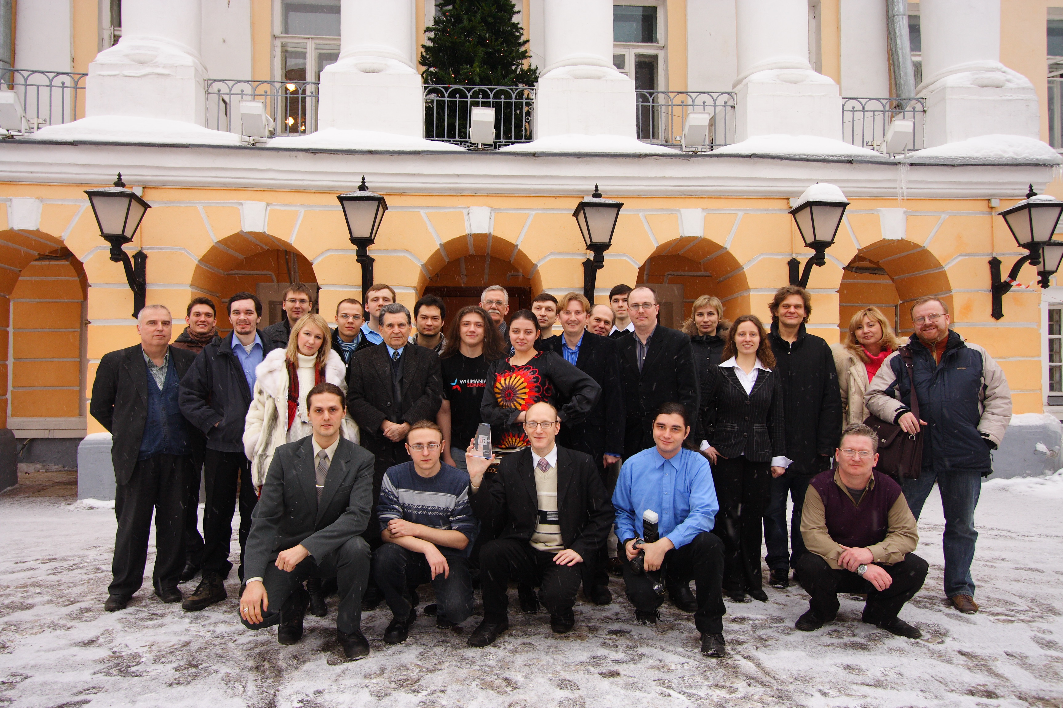 Moscow, Ten Wikipedia anniversary, group photo.JPG